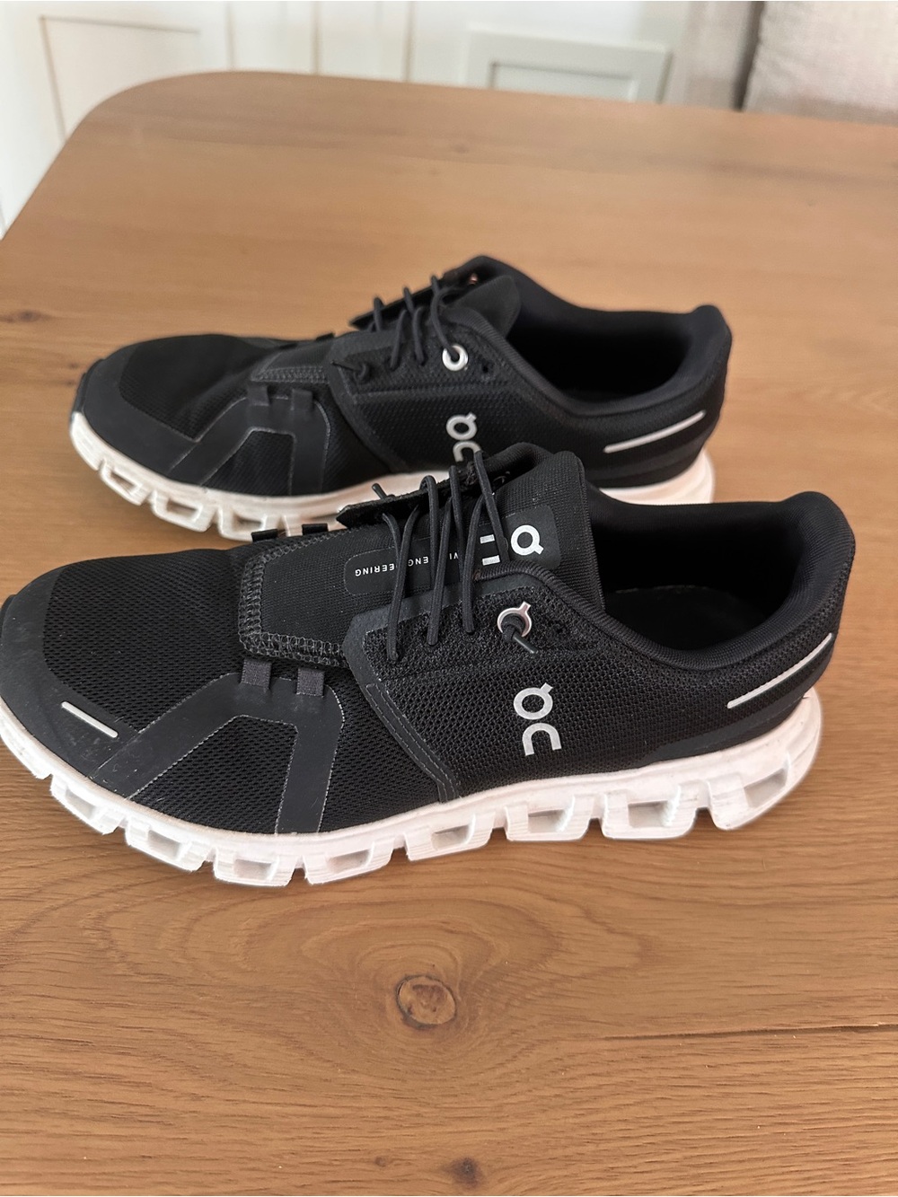 On Cloud 6 Women's Athletic Shoes - Black/White
